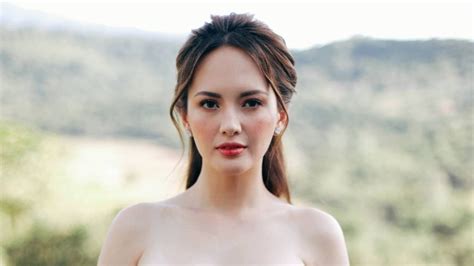 LOOK: Ellen Adarna bares naked butt 